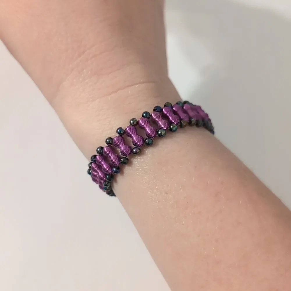 572 Purple Wire Iridescent Beaded Stretch‎ Bracelet